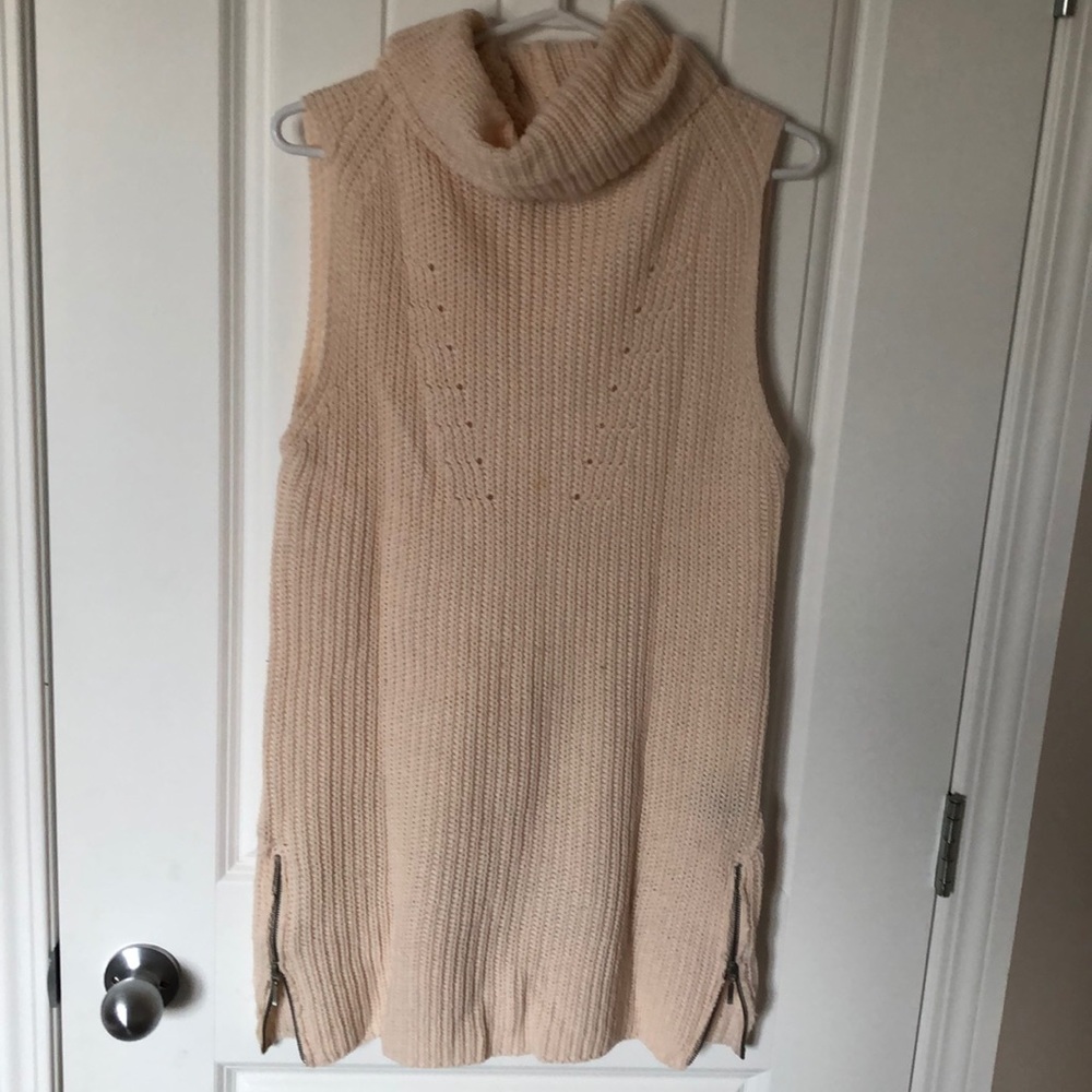 Sleeveless turtleneck